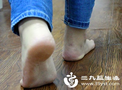 避免赤脚行走，防止足部皮肤直接受压