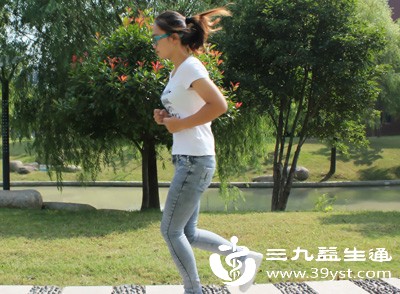 夏季气温高，应避开中午高温时段，选择早晨或傍晚跑步