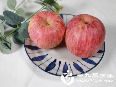 早餐后1-2小时吃水果，如苹果、橙子等，能为身体补充能量，提高上午的工作和学习效率