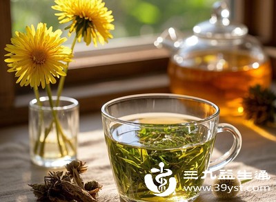 避免空腹饮用鲜蒲公英泡水，空腹时胃肠道较敏感，寒凉的饮品易刺激胃肠黏膜，引起腹痛、恶心等不适