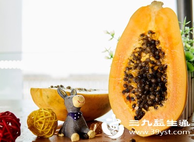 在传统观念中，木瓜被认为具有丰胸功效，这主要与其中含有的木瓜蛋白酶有关