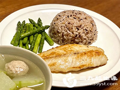 糙米饭半碗（约70克）+香煎龙利鱼100克+清炒芦笋150克+冬瓜丸子汤（鸡肉丸4个）