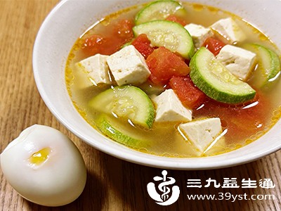 杂蔬豆腐汤（嫩豆腐80克+西葫芦50克+番茄1个）+水煮蛋1个