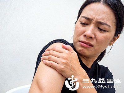 病毒潜伏在神经根处，发病前2-5天会出现腋窝针刺样疼痛，随后沿神经走向出现簇集性水疱