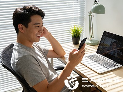 眼睛离屏幕一拳（约30-40厘米）