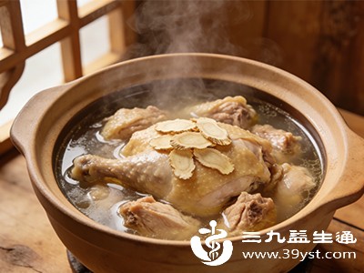 将5-10片西洋参片与鸡肉、排骨等食材一同放入炖盅，加入适量清水，隔水炖煮1-2小时