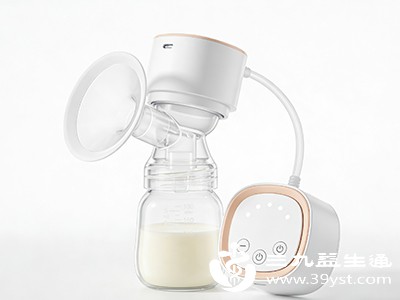 可以用手挤奶或使用吸奶器收集母乳