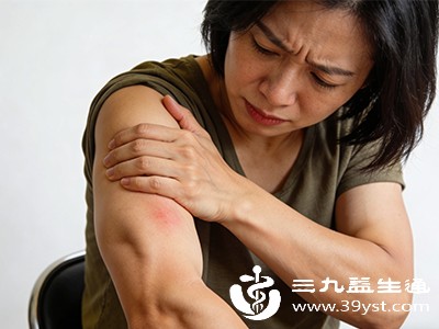 胳膊长时间暴露在寒冷环境中，或受到冷风直吹，会使局部血管收缩，血液循环不畅，肌肉因缺血缺氧而出现痉挛，进而引起酸痛