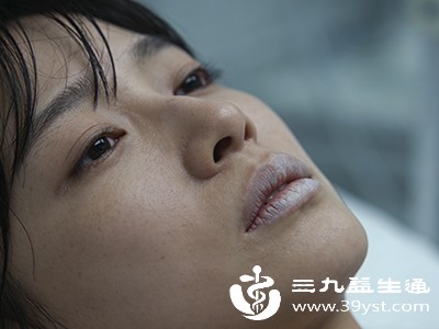 甲状腺功能减退会导致身体代谢速度减慢，血液循环不畅，使嘴唇等部位供血不足，出现发白的现象