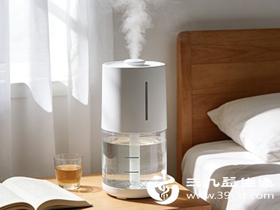 使用加湿器增加室内空气湿度，尤其是在空调房或秋冬季节，将湿度保持在40%-60%之间，可减少皮肤水分蒸发