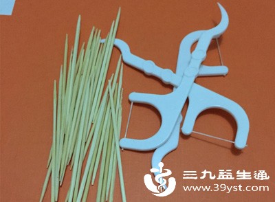 牙缝过紧时，可将牙线棒倾斜45度，以螺旋式缓慢旋入，切勿强行硬塞