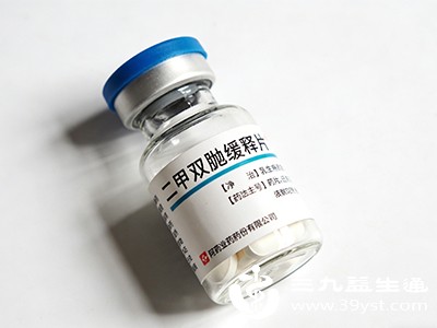 如果通过饮食、运动等生活方式调整后，空腹血糖仍无法控制在正常范围内，应在医生的指导下使用降糖药物，如二甲双胍、胰岛素等