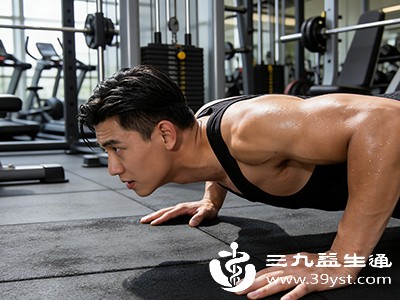 复合动作（如平板支撑、俄罗斯转体）能带动多肌群协同发力，提升核心稳定性