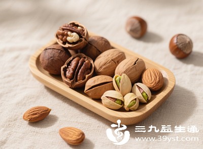 坚果（如杏仁、核桃）、植物油（如橄榄油、葵花籽油）中富含维生素E，每天吃一小把坚果即可满足需求