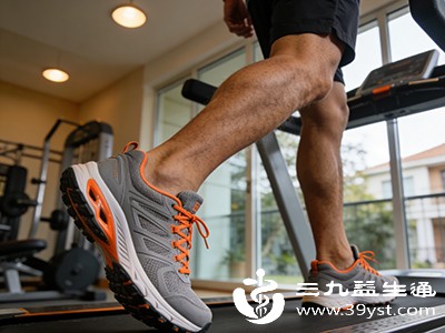 在进行各种训练动作时，要保持正确的姿势，避免因姿势不当而加重双腿的不对称，甚至造成运动损伤