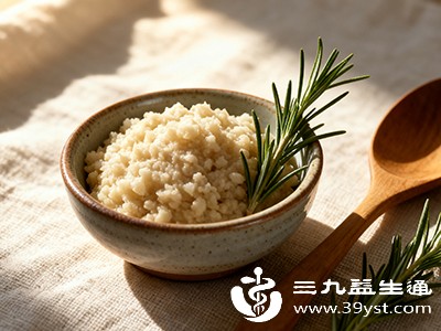 服用何首乌期间，应避免食用葱、蒜、萝卜等食物，因为这些食物可能会影响何首乌的药效