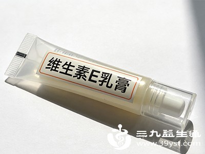 可选用医用凡士林、维生素E乳膏等无刺激的保湿产品，每天涂抹1-2次，保持皮肤滋润，促进角质层修复