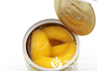 罐头、香肠、方便面等加工食品含有防腐剂、色素、香精等添加剂，长期大量食用可能影响胎儿神经系统发育，增加畸形风险