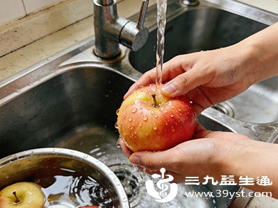 选择一个苹果，洗净后连皮吃（苹果皮中膳食纤维含量更高），慢慢咀嚼，每口咀嚼15-20次，既能充分感受苹果的甜味，增强饱腹感，又能减轻胃肠消化负担