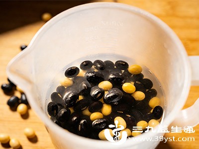 黄豆、黑豆、豆腐等富含大豆异黄酮，这是一种植物性抗氧化物质，能调节内分泌，改善皮肤暗沉