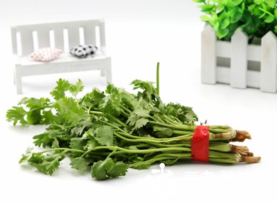 香菜、芹菜、柠檬（过量）等属于光敏性食物，其中的呋喃香豆素会增加皮肤对紫外线的敏感性，食用后经日晒易引发皮肤发红、色素沉着