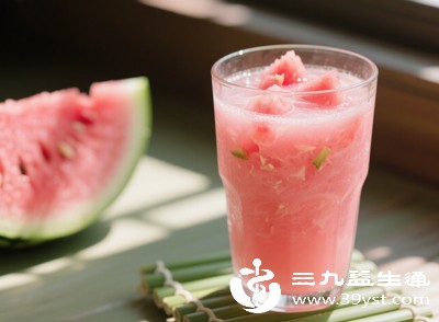 不喝冰镇西瓜汁（易引发宫缩），不吃刚从冰箱取出的西瓜（建议放置至室温）