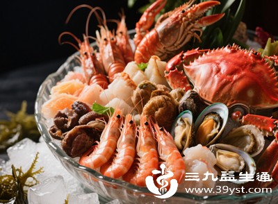 海鲜（如虾、蟹、贝类、鱿鱼）、牛羊肉、鸡蛋、牛奶、芒果、菠萝、草莓等，都属于易引起过敏的食物