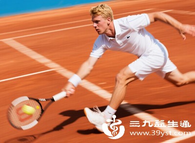 长期单手持拍打球（如网球），可能导致身体两侧发育失衡，建议搭配对称运动调整