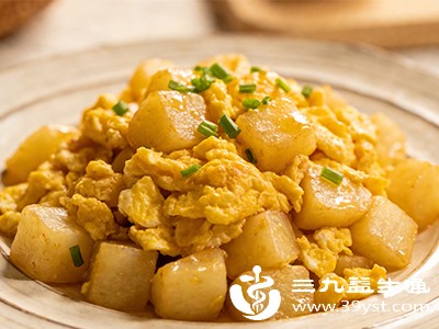 土豆炒鸡蛋是许多家庭的常见菜肴，鸡蛋的鲜香与土豆的绵软相结合，口感丰富，深受喜爱