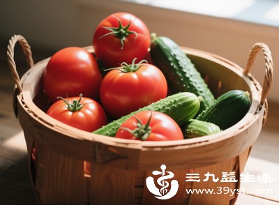 生吃西红柿能摄入完整的黄酮类化合物，这类物质可增强血管弹性，预防血管硬化，减少心血管疾病的发生几率