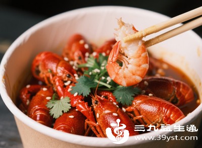 停止食用龙虾后,避免热水烫洗和抓挠,一般1-2天瘙痒感减轻,3天左右皮疹会逐渐消退,肿胀也会慢慢缓解 停止食用龙虾后,避免热水烫洗和抓挠,一般1-2天瘙痒感减轻,3天左右皮疹会逐渐消退,肿胀也会慢慢缓解