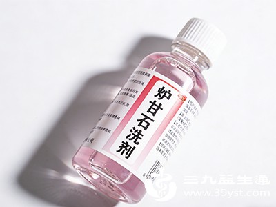 皮肤瘙痒时,可涂抹炉甘石洗剂或冷敷来缓解,不要用手抓挠,以免损伤皮肤 皮肤瘙痒时,可涂抹炉甘石洗剂或冷敷来缓解,不要用手抓挠,以免损伤皮肤