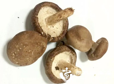 香菇(每日50g炖汤)含香菇嘌呤,能促进胆固醇代谢 香菇(每日50g炖汤)含香菇嘌呤,能促进胆固醇代谢