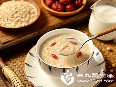 每日主食中杂粮占比应达30%,如燕麦粥、玉米碴饭等,膳食纤维能促进肠道蠕动,预防积食化火 每日主食中杂粮占比应达30%,如燕麦粥、玉米碴饭等,膳食纤维能促进肠道蠕动,预防积食化火