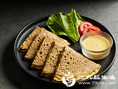 按蛋白质25%、碳水45%、脂肪15%、膳食纤维15%的比例搭配