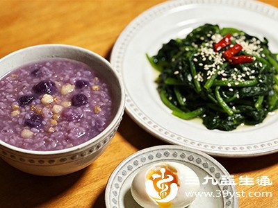 紫薯山药粥（各100g）+凉拌菠菜（50g）+1个水波蛋，软糯易消化，适合减脂初期或肠胃敏感者