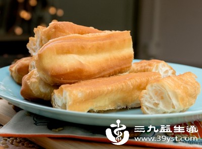油条（388大卡/根）、奶油蛋糕（340大卡/100g）等油炸甜食会引发胰岛素峰值