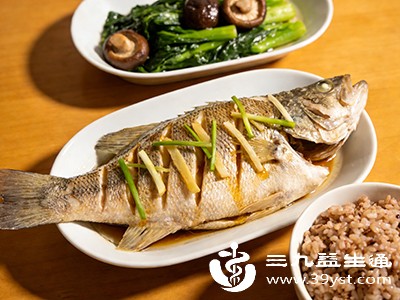 产后饮食应营养丰富、易消化,保证蛋白质(如鱼、肉、蛋、奶、豆类)、维生素(如新鲜蔬菜、水果)和矿物质(如铁、钙)的摄入,促进身体恢复和乳汁分泌 产后饮食应营养丰富、易消化,保证蛋白质(如鱼、肉、蛋、奶、豆类)、维生素(如新鲜蔬菜、水果)和矿物质(如铁、钙)的摄入,促进身体恢复和乳汁分泌