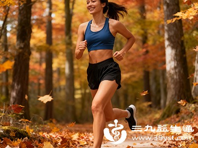 跑步后未拉伸的小腿肌肉会保持收缩状态，摸起来坚硬且维度暂时增加