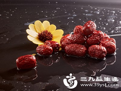 红枣含有丰富的铁和维生素C，每天吃3-5颗，可直接吃或泡水、煮粥