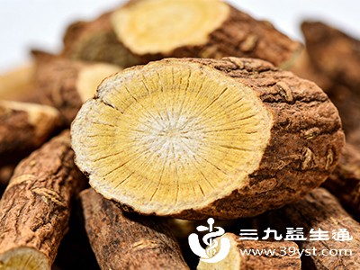 乌药入药前需经过炮制，通常将其洗净、切片、干燥后使用，也可根据需求进行酒炒等炮制处理，增强其温通之效