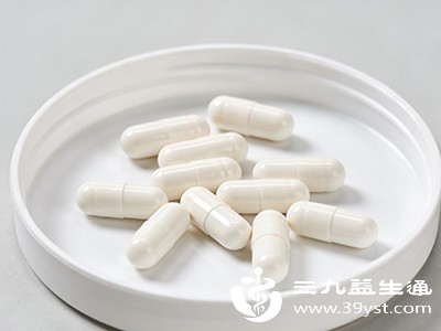 长期服用某些化疗药物、抗疟药等，可能引起指甲色素沉着，出现黑点或黑斑，通常停药后可逐渐缓解