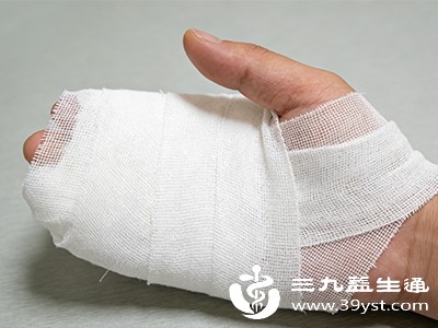 冷水处理后,用无菌纱布或干净的棉质布轻轻覆盖伤口,保护水泡,防止其破裂 冷水处理后,用无菌纱布或干净的棉质布轻轻覆盖伤口,保护水泡,防止其破裂