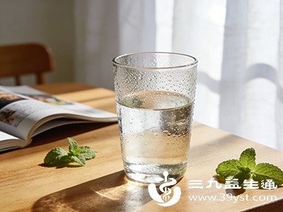 对于清水(白开水、纯净水),在一定量的范围内是允许饮用的 对于清水(白开水、纯净水),在一定量的范围内是允许饮用的