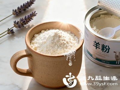 羊奶粉的奶源相对稀缺，需关注品牌是否拥有自有牧场，避免原料掺杂