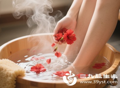 红花具有活血通经、散瘀止痛的作用，与生姜、艾叶搭配使用，能增强血液循环，促进湿寒排出，同时加快身体代谢，帮助消耗多余热量，辅助减肥