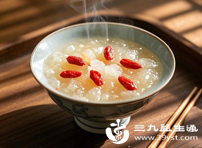 处于生长发育阶段的儿童和青少年，胃肠道功能较为活跃，可在早餐后1小时左右食用燕窝