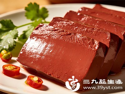 鸭血含铁量极高，正在服用硫酸亚铁、富马酸亚铁等补铁药物的人群，若同时大量食用鸭血，会导致铁摄入过量，引发铁中毒，出现呕吐、腹痛、便秘等症状