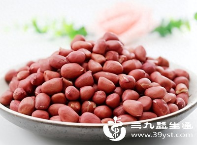 有些患者少量食用花生米后血尿酸水平无明显变化，而有些患者食用后则可能出现血尿酸升高、诱发痛风发作的情况