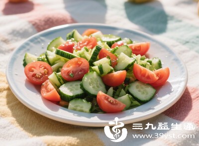 食用花生米时，可以搭配一些低嘌呤的蔬菜、水果等，如黄瓜、西红柿、苹果等，以保证饮食的均衡